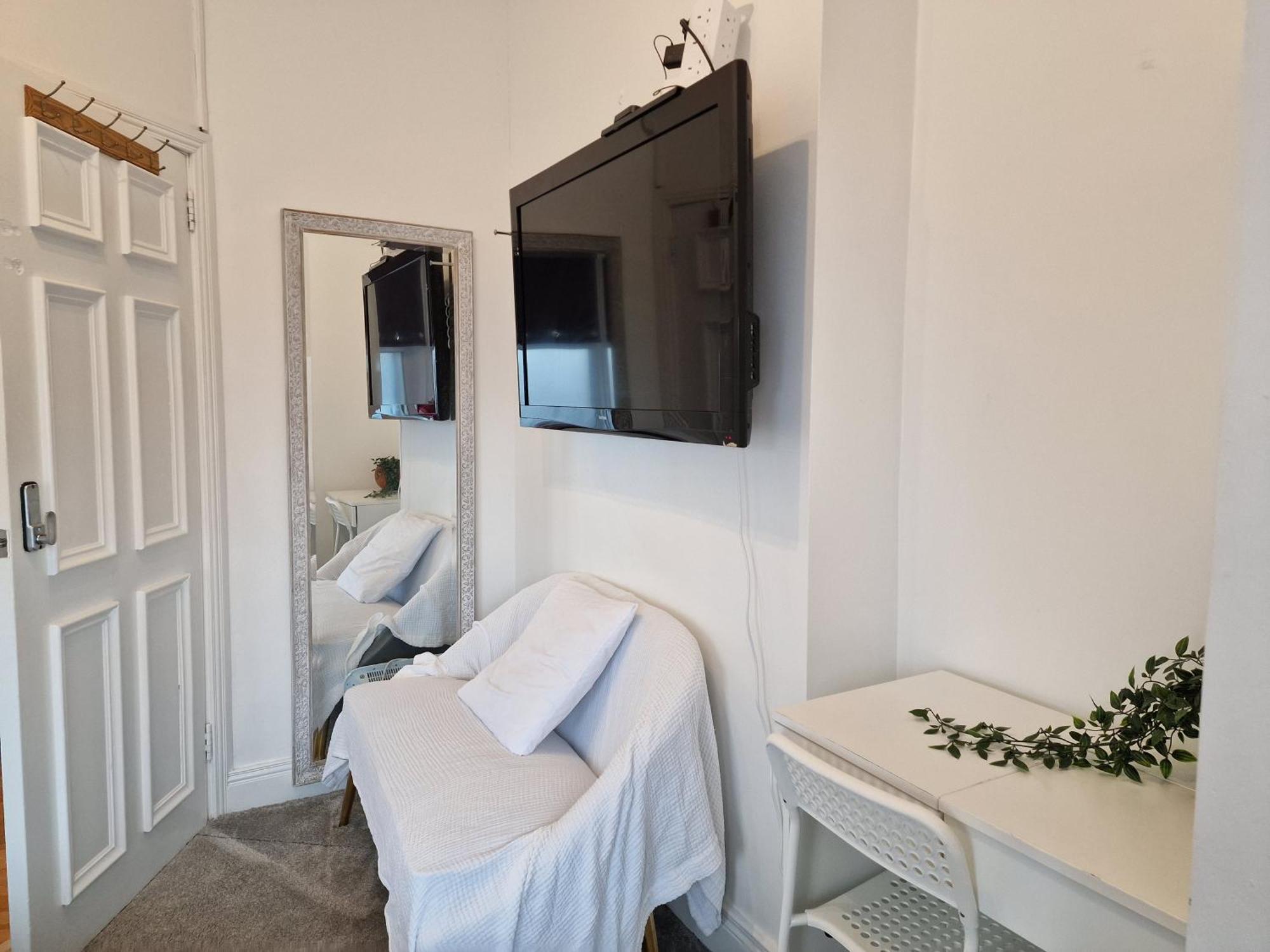 Aunty Katie'S House, Ni Tourist Board Certified & Located On The Main Oldpark Road To Belfast, With Free Continental Breakfast & Free Ultra Fast Sky Internet, Free Sky Sports & Free Sky Cinema, Self-Check In After 10Pm Gmt Hostel Екстериор снимка